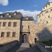 Das Dritte Tor wurde mit einem Turm bewehrt und sicherte den Burgzugang hinter dem Inneren Halsgraben. Der Bereich unmittelbar vor dem Tor war mit einer Zugbrücke versehen, die beim Wiederaufbau (1905 bis 1909) des ruinösen Turms nicht nachgebildet wurde. Nur zwei hochrechteckige schmale Fenster lassen noch erkennen, dass hier einst die Ketten der Zugbrücke durchgeführt worden waren. Das Dritte Tor bestand aus einer Durchfahrt, dem Wagentor, und einem Manntor, welches beim Wiederaufbau im 19. Jh. zu einem Fenster mit Rundbogen umfunktioniert wurde. Das Manntor ersparte dereinst das permanente Hochziehen und Herablassen der Zugbrücke am Wagentor für den Besucherverkehr. Burg Lichtenberg Drittes Torhaus mit Zugbrücke